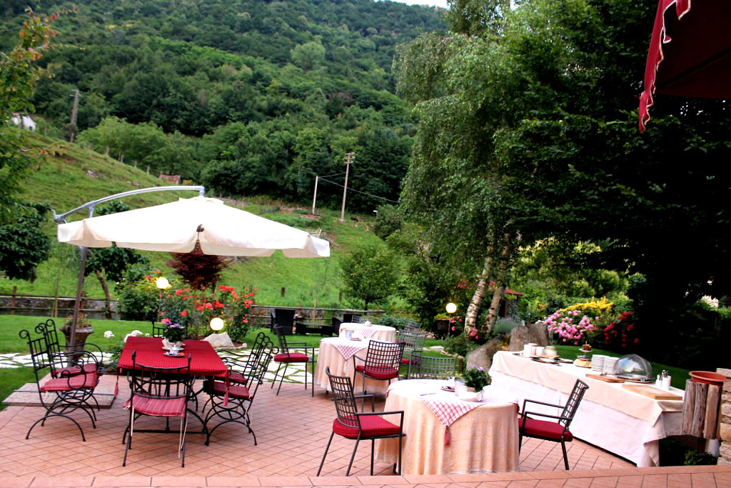 Hotel_Calvi_colazione_giardino(5)